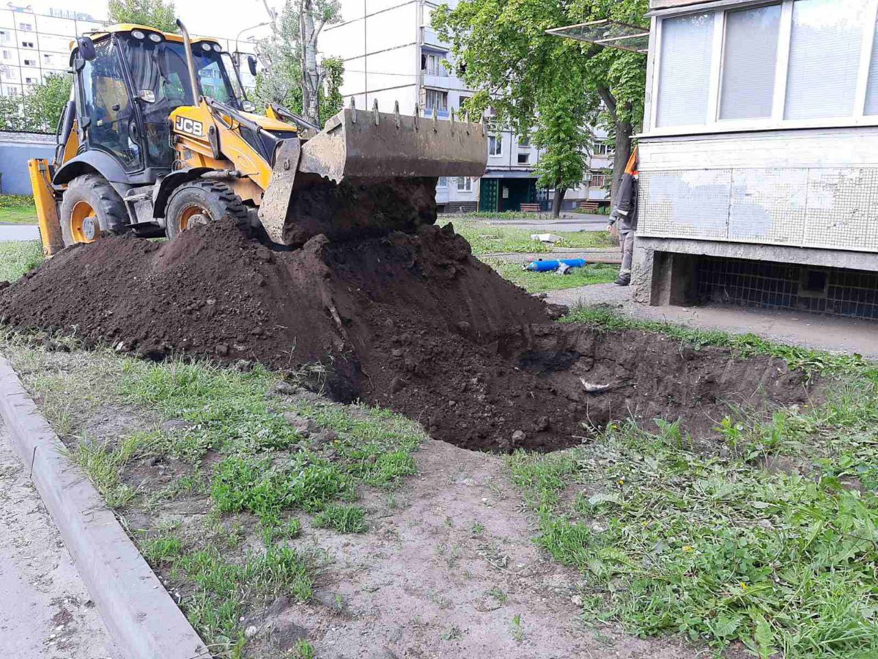«Теплові мережі» ліквідують наслідки обстрілів на мережах на Салтівці та в центрі міста - 1