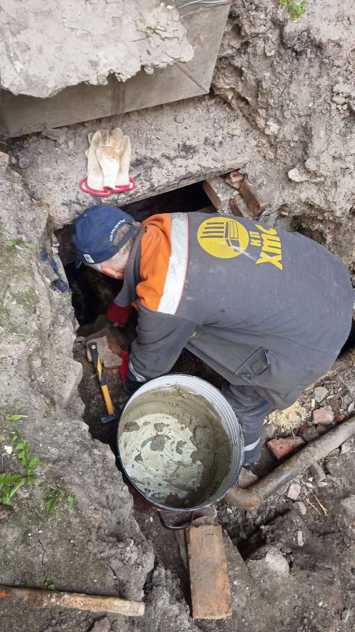 «Теплові мережі» ліквідують наслідки обстрілів на мережах на Салтівці та в центрі міста - 6