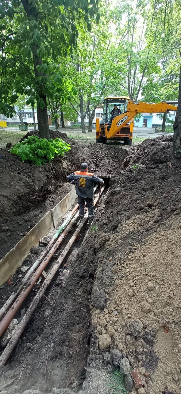 «Теплові мережі» ліквідують наслідки обстрілів на мережах на Салтівці та в центрі міста - 8