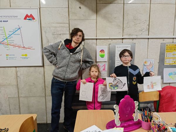 На станціях харківського метро продовжують роздавати книги та проводити майстер-класи  