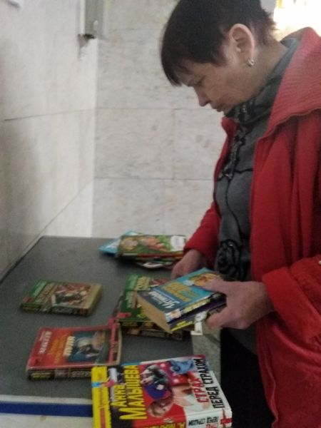 На станціях харківського метро продовжують роздавати книги та проводити майстер-класи - 6