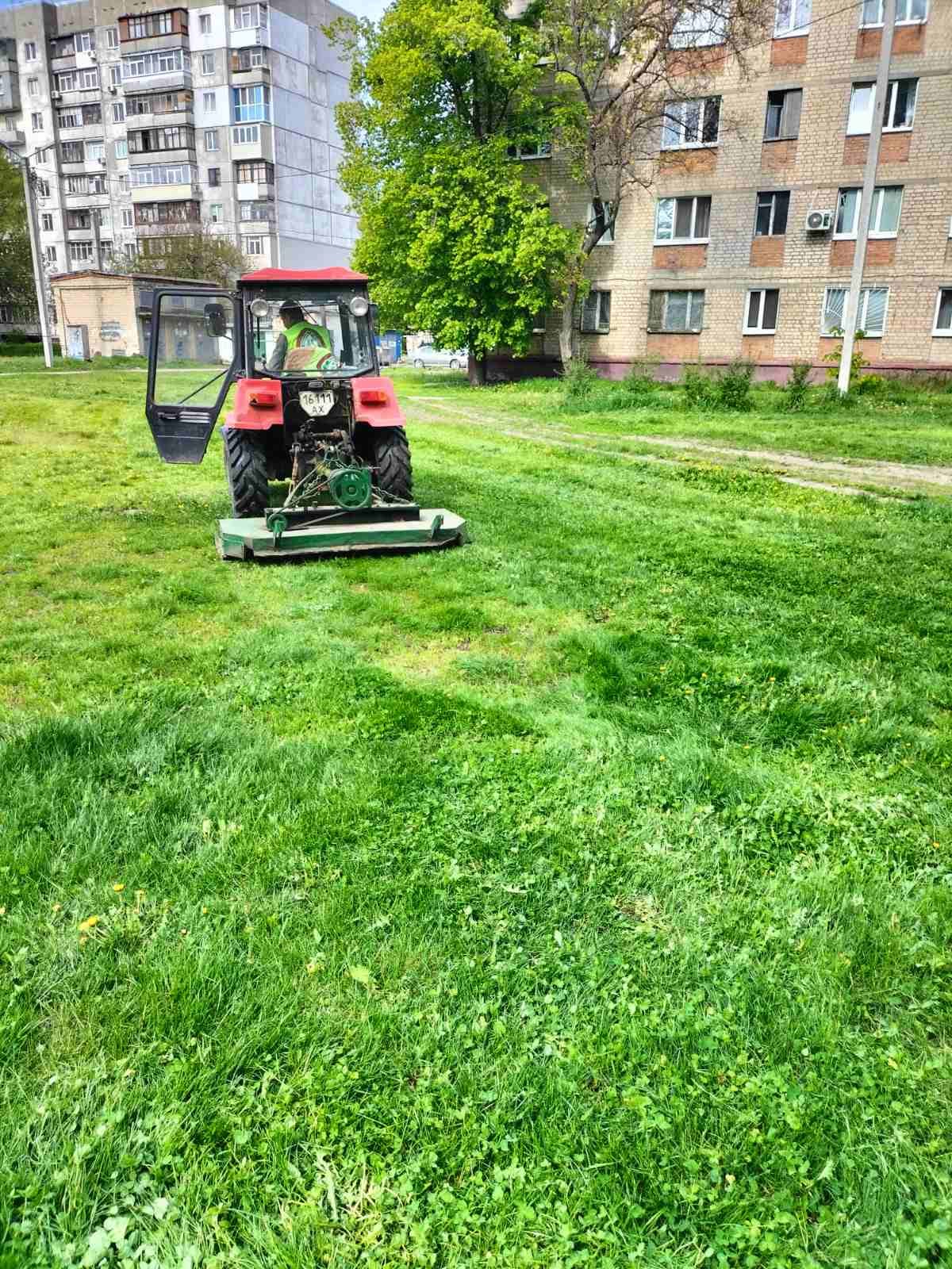 У Харкові садять квіти і приводять до ладу двори - 8