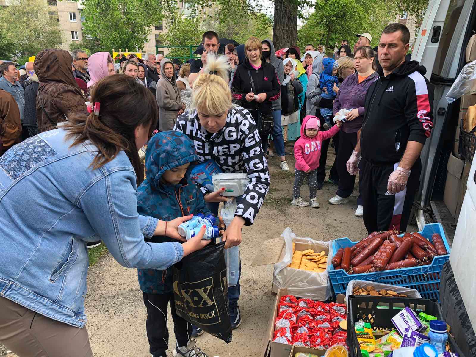 В усіх районах міста продовжують роздавати гуманітарну допомогу