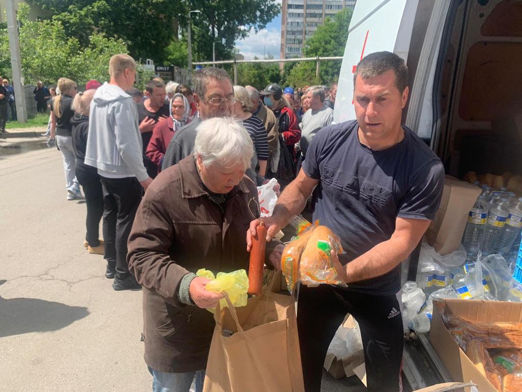 Харків’яни продовжують отримувати гуманітарну допомогу - 17