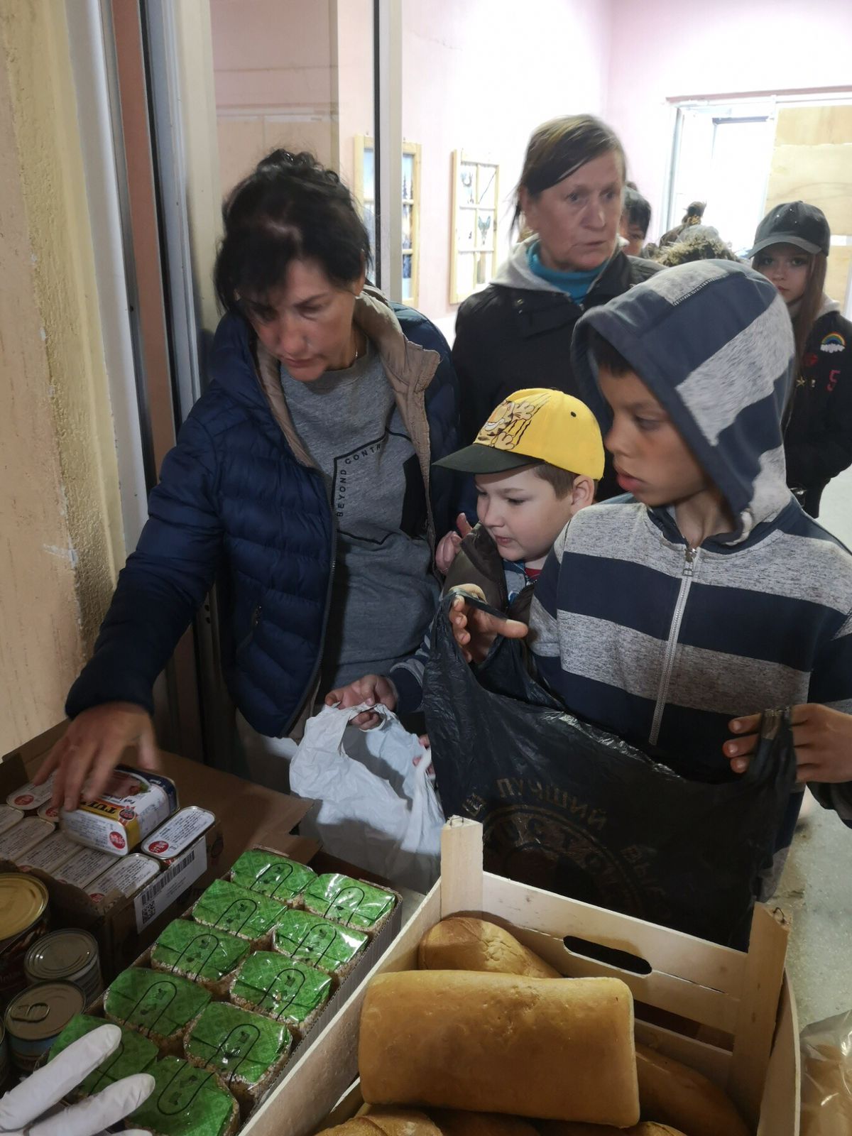 Харків’яни продовжують отримувати гуманітарну допомогу - 20