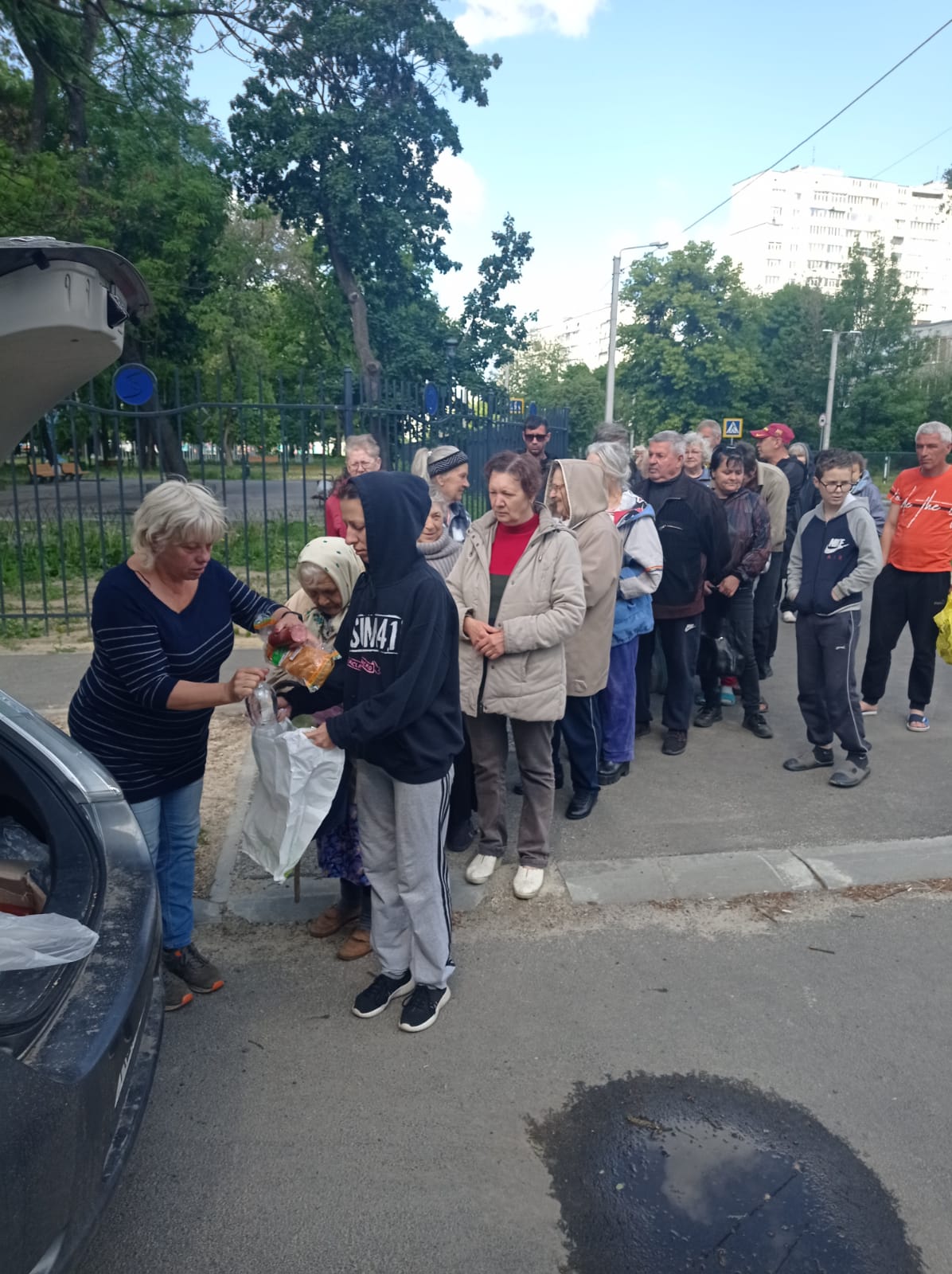 Харків’яни продовжують отримувати гуманітарну допомогу - 33