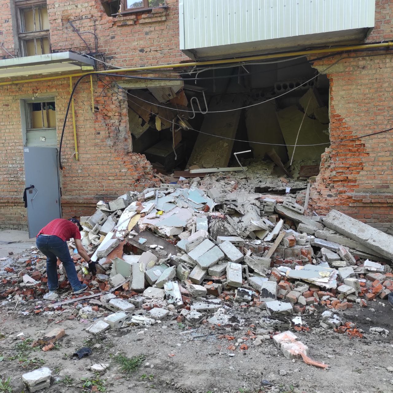Волонтери з комунальниками розгрібають завали та допомагають укріпляти блокпости 