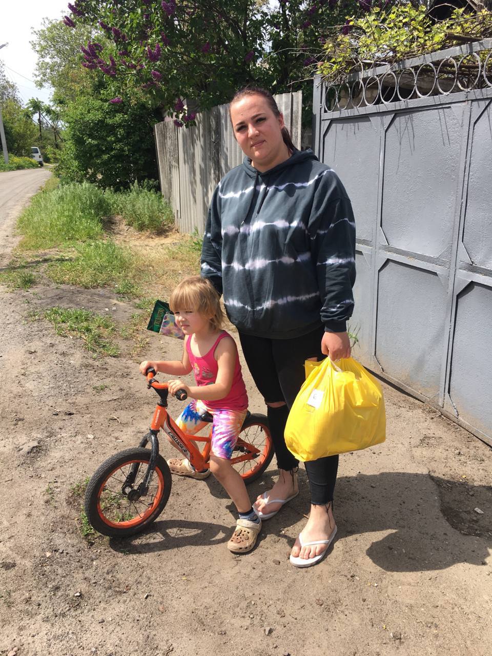 Харків'яни отримують гуманітарну допомогу в клубах за місцем проживання