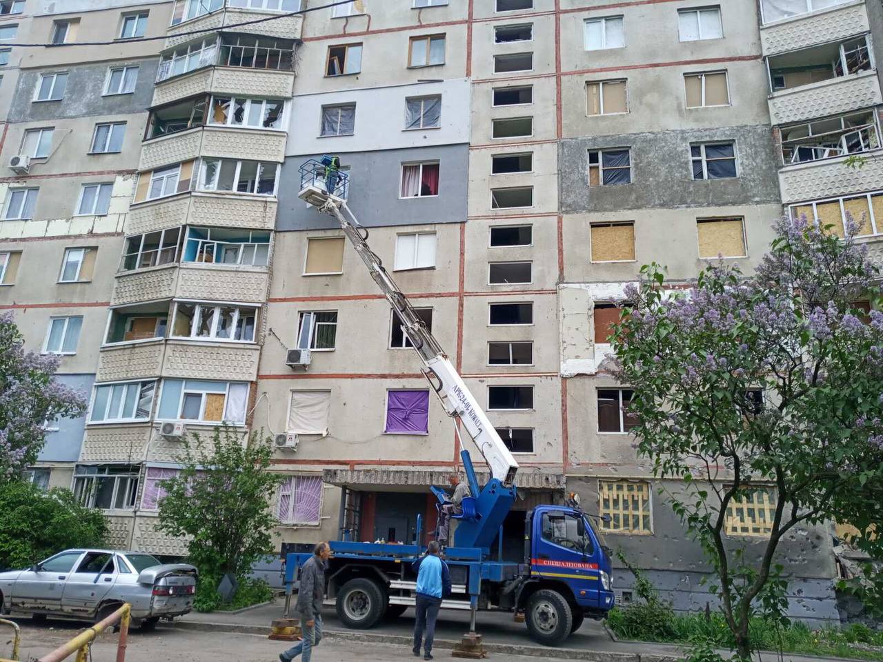 «Теплові мережі» продовжують обстежувати пошкоджені обстрілами будинки