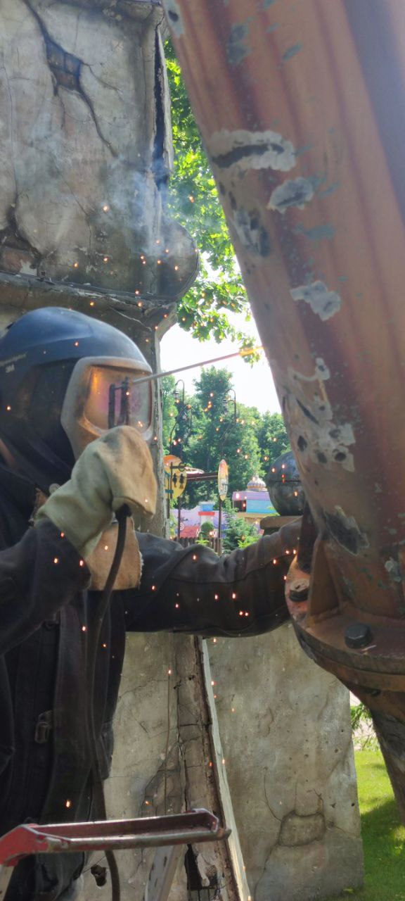 У парку Горького прибирають наслідки обстрілів - 4