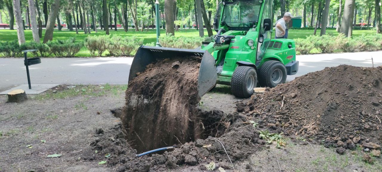 У парку Горького прибирають наслідки обстрілів - 6