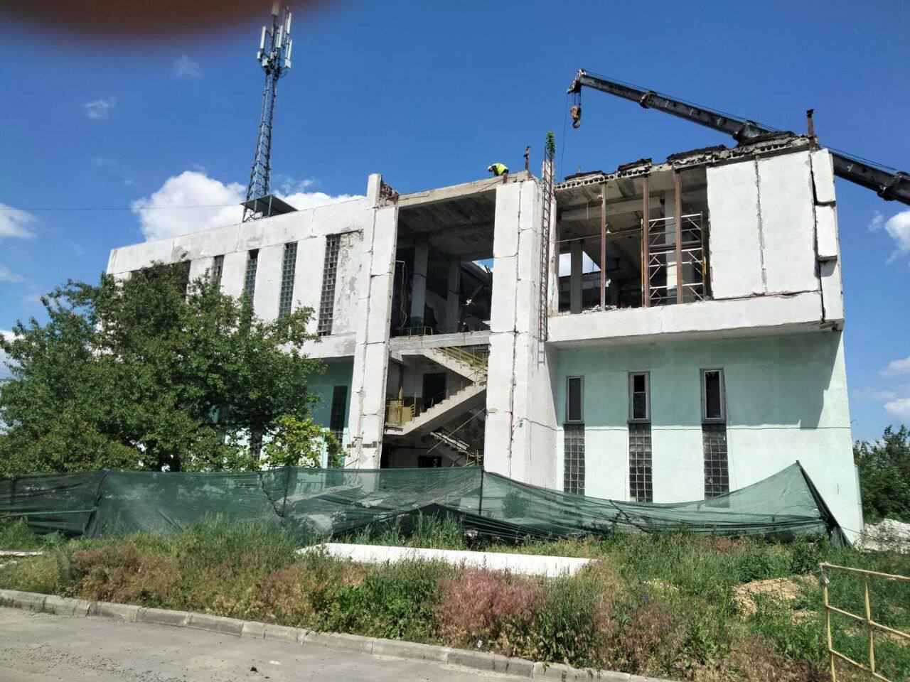 «Теплові мережі» ліквідовують наслідки обстрілів у Київському районі 