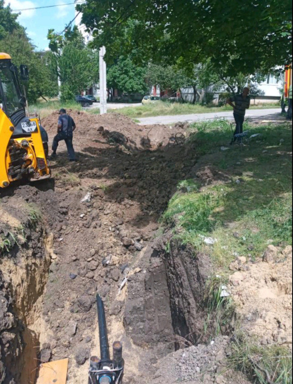 У Київському районі відновлюють пошкоджені обстрілами водоводи