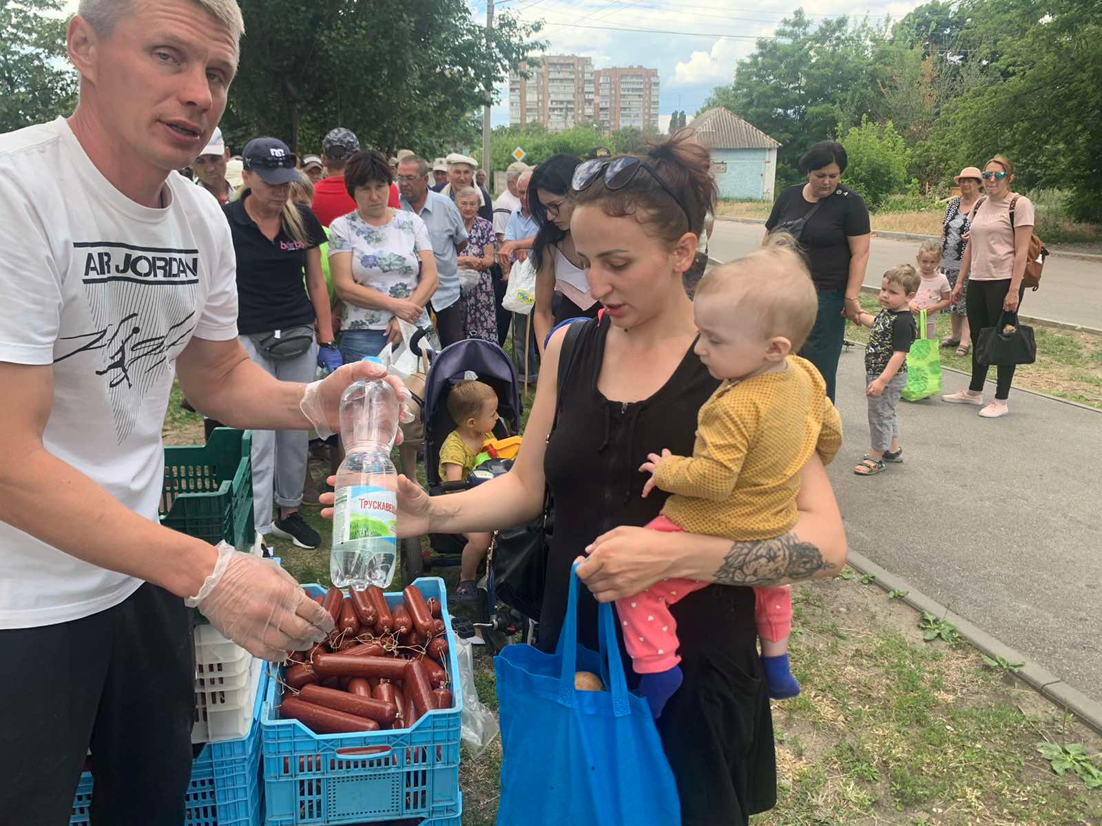 Харків'янам продовжують надавати гуманітарну допомогу
