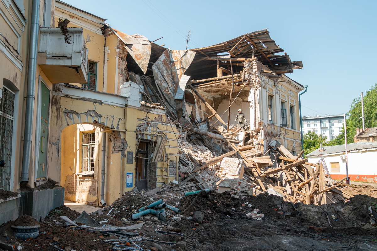 У Харкові усувають наслідки нічного обстрілу