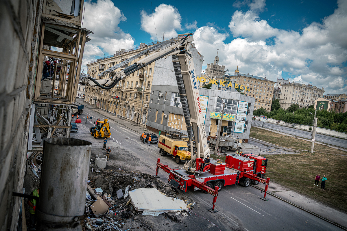 Комунальні служби розбирають завали після обстрілів - 2
