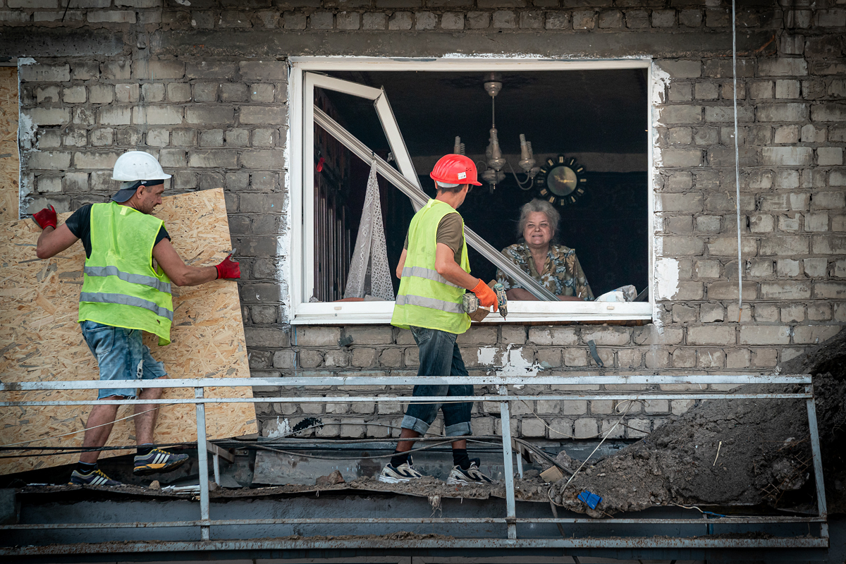 Комунальні служби розбирають завали після обстрілів - 10