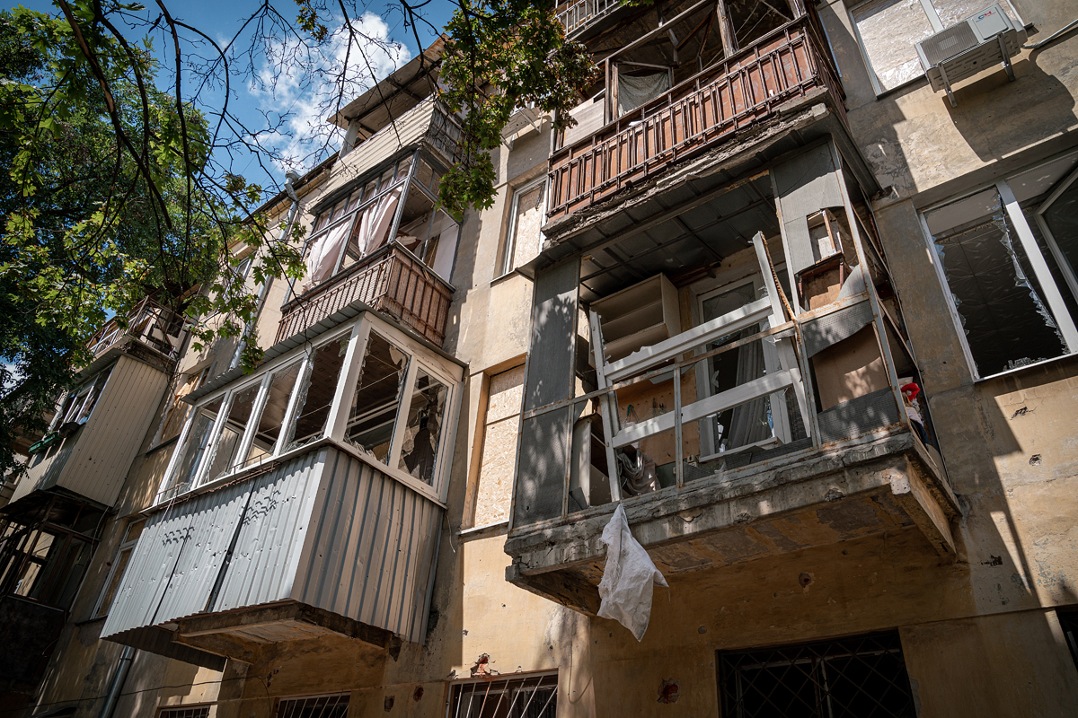 Комунальні служби розбирають завали після обстрілів - 18