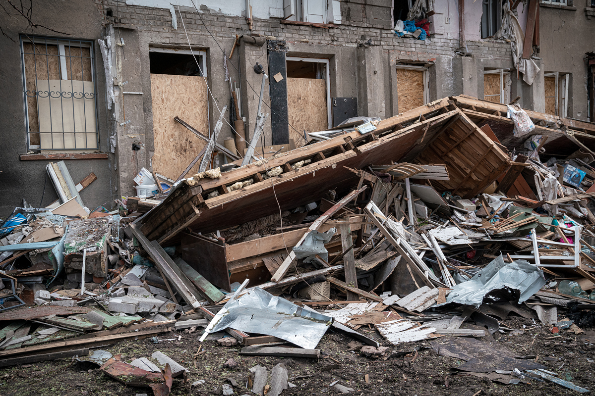 Комунальні служби розбирають завали після обстрілів - 19
