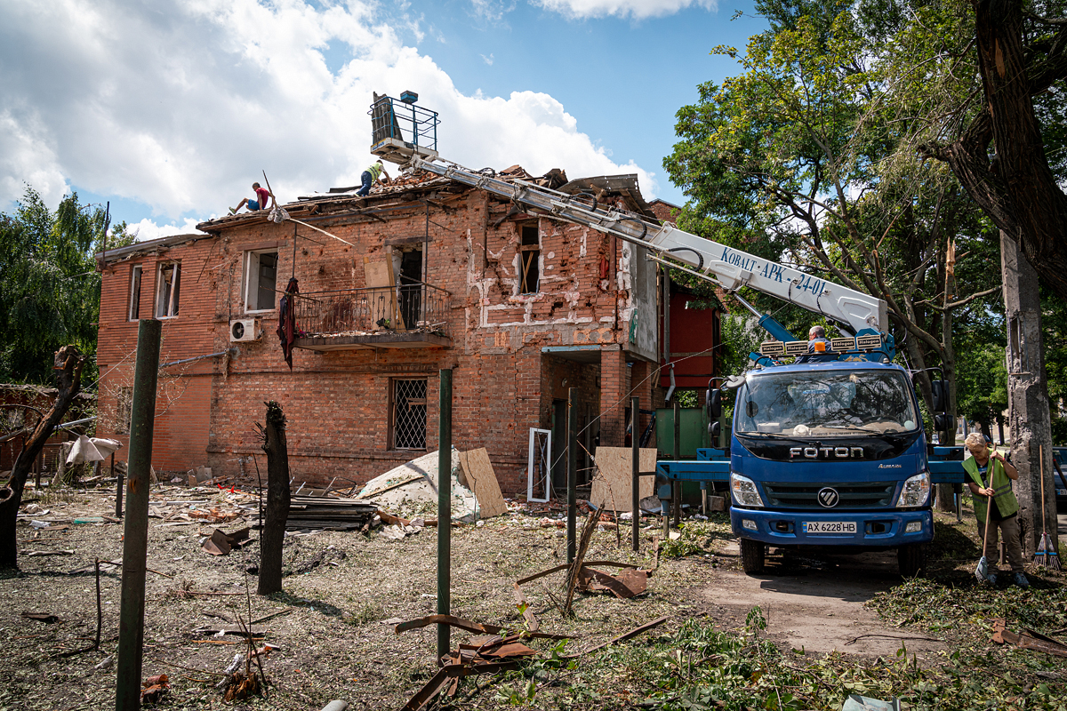 Комунальні служби розбирають завали після обстрілів - 22