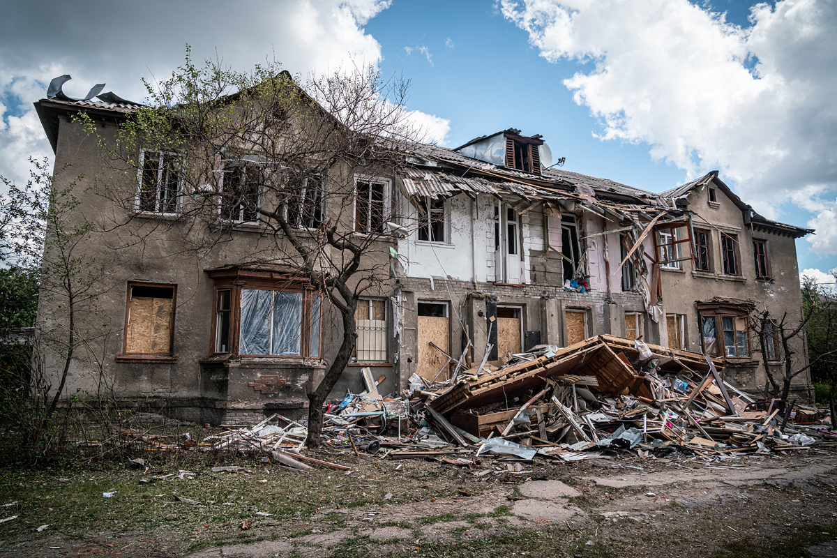 Комунальні служби розбирають завали після обстрілів - 25