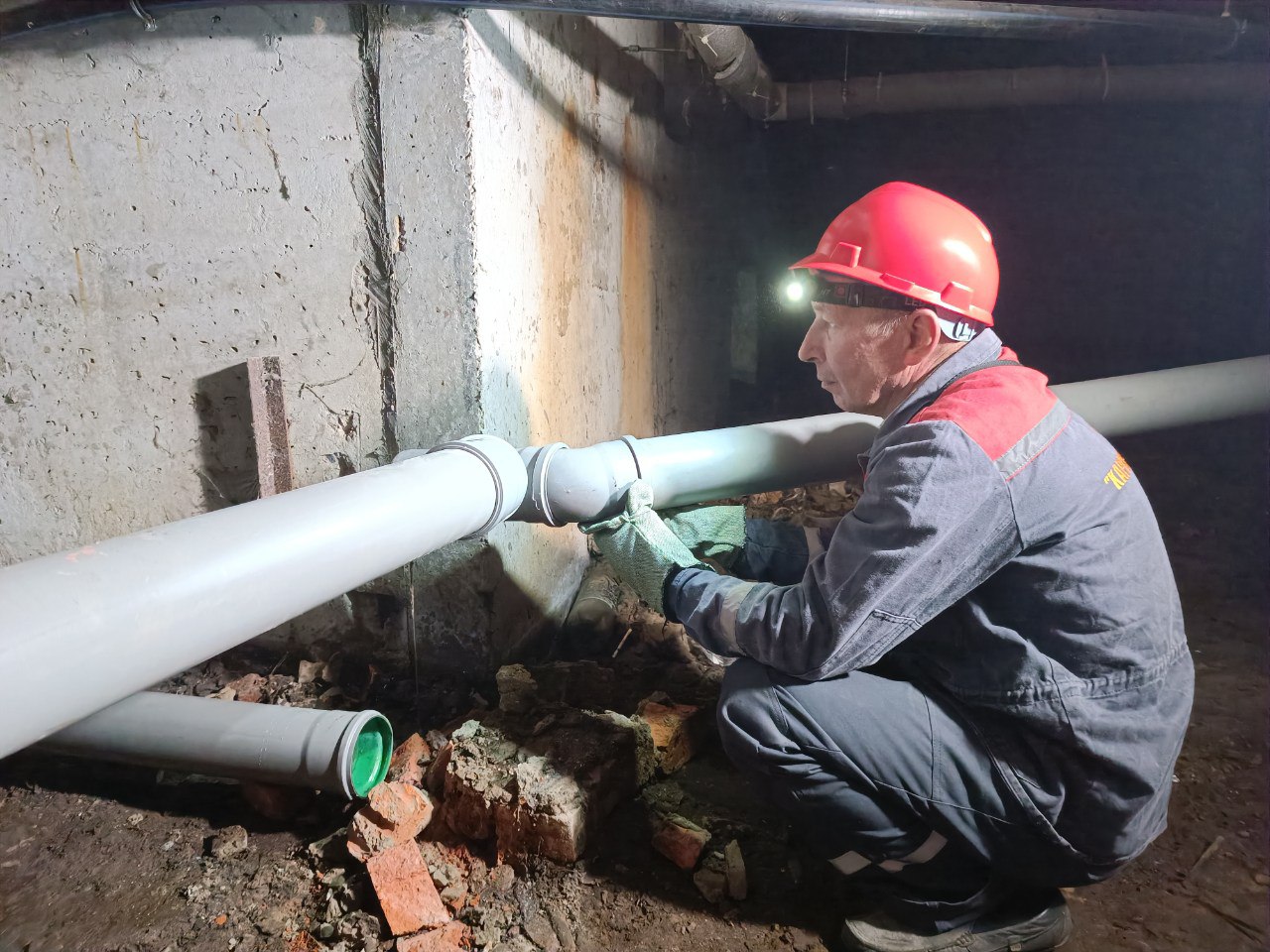У Новобаварському районі реконструюють внутрішньобудинкові комунікації