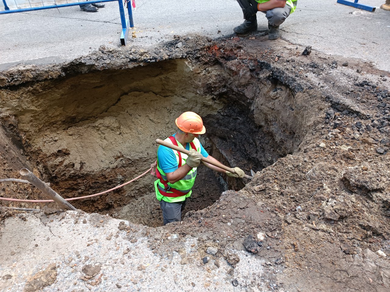 На вулиці Свободи відновлюють пошкоджені вибухом мережі