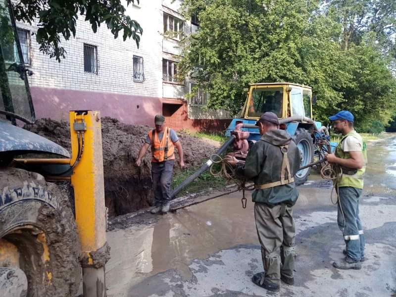 На Харківському шосе ремонтують водовід після обстрілу - 2