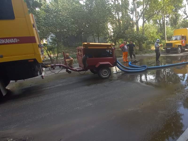 У Новобаварському районі оперативно відновлюють водопостачання