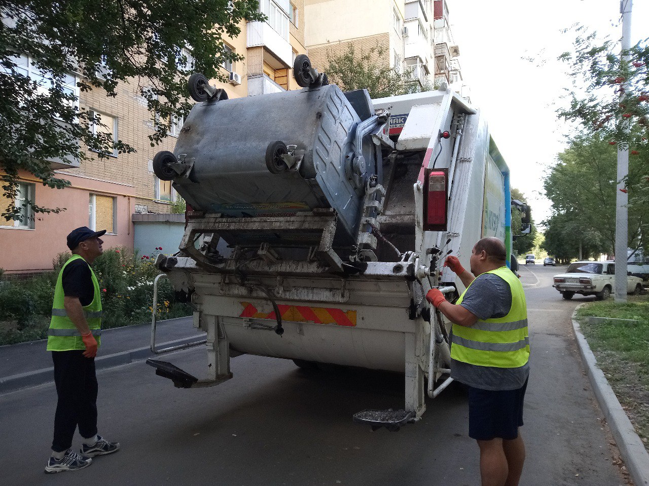 КВПВ наводить лад у селищі Жуковського