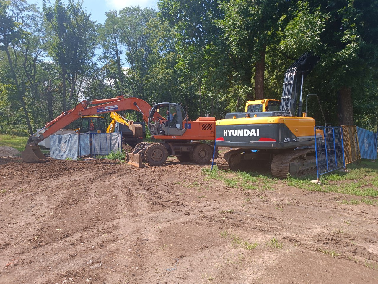 У Новобаварському районі прочищають мережі водовідведення