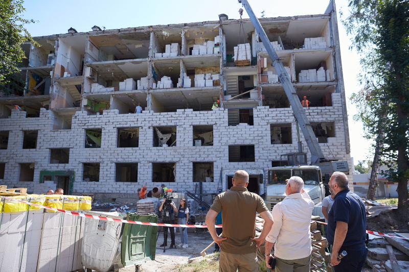 На вулиці Космонавтів відновлюють зруйновану п'ятиповерхівку