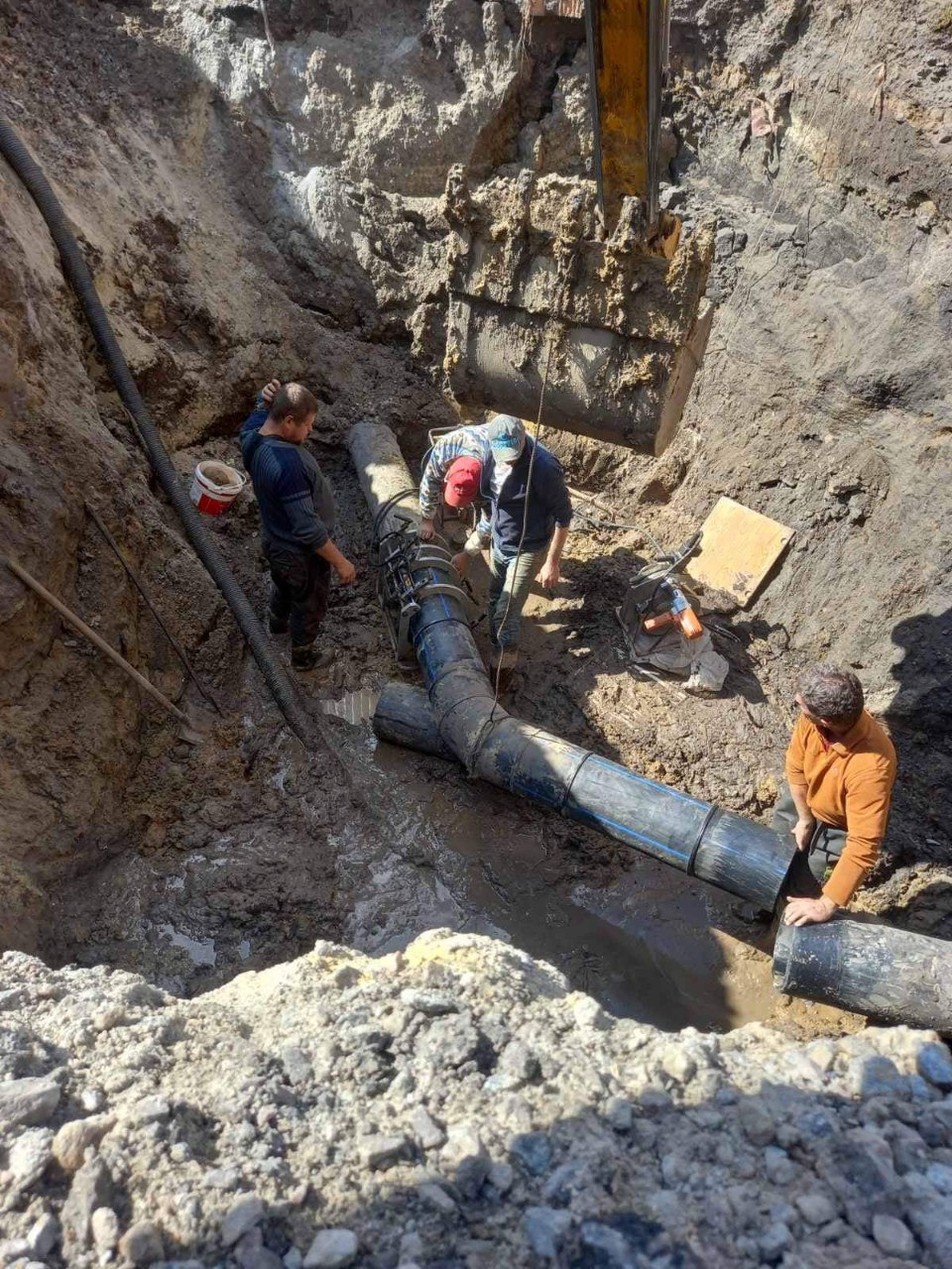 У Київському районі відновлюють мережі водопостачання після обстрілу