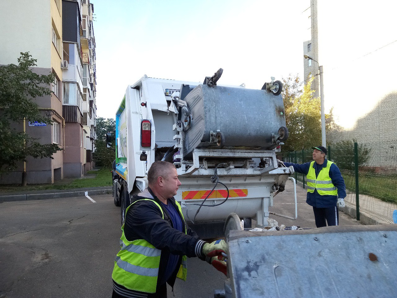 З Олексіївки регулярно вивозять сміття - 4