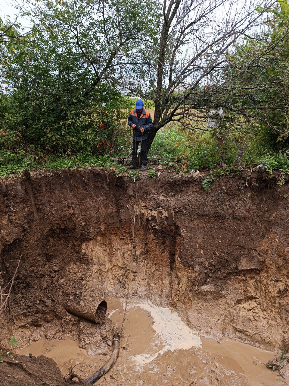 У селищі П'ятихатки відновлюють зруйновані обстрілами водоводи
