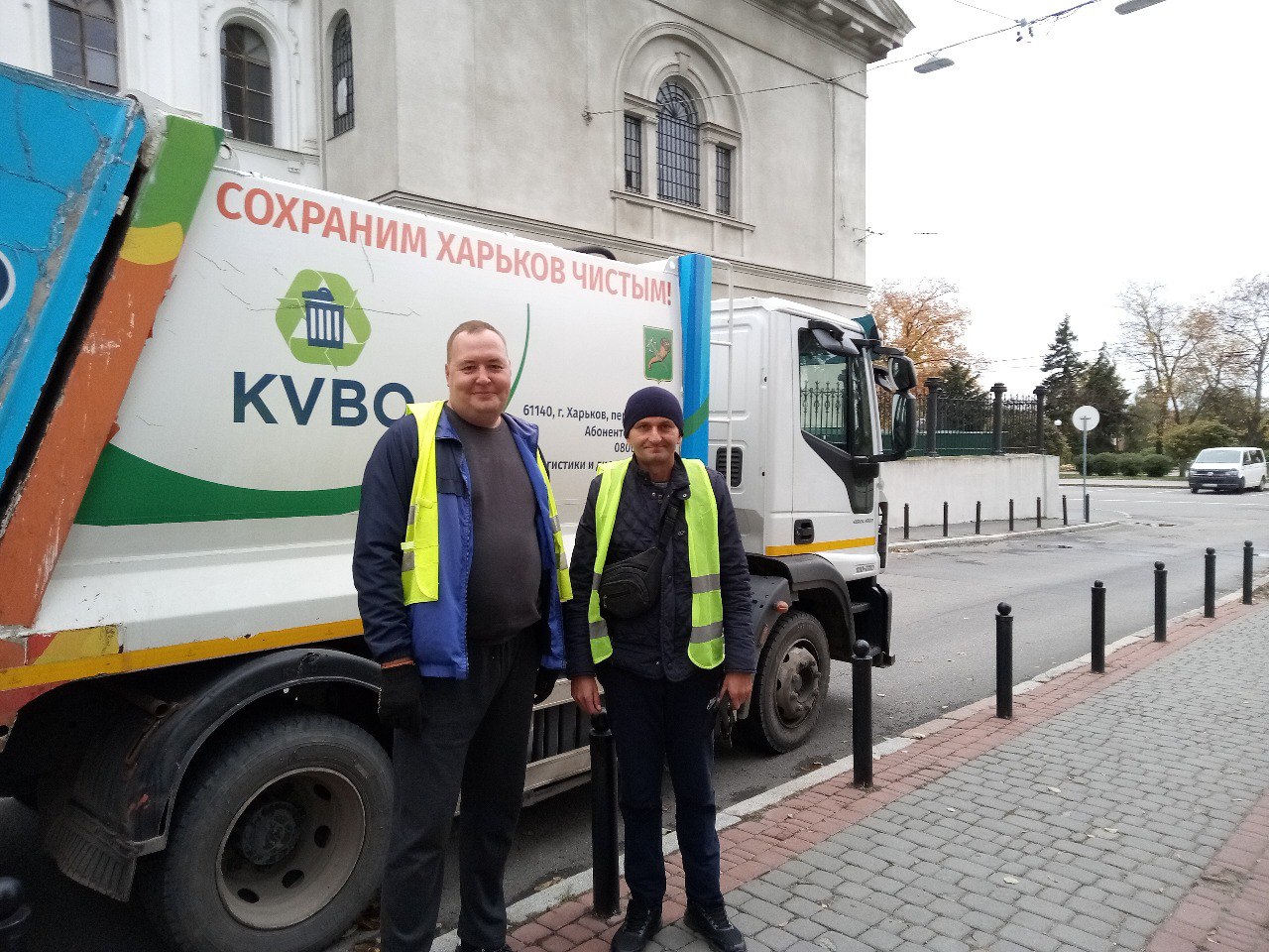 Бригади КВПВ прибирають сміття з центру міста