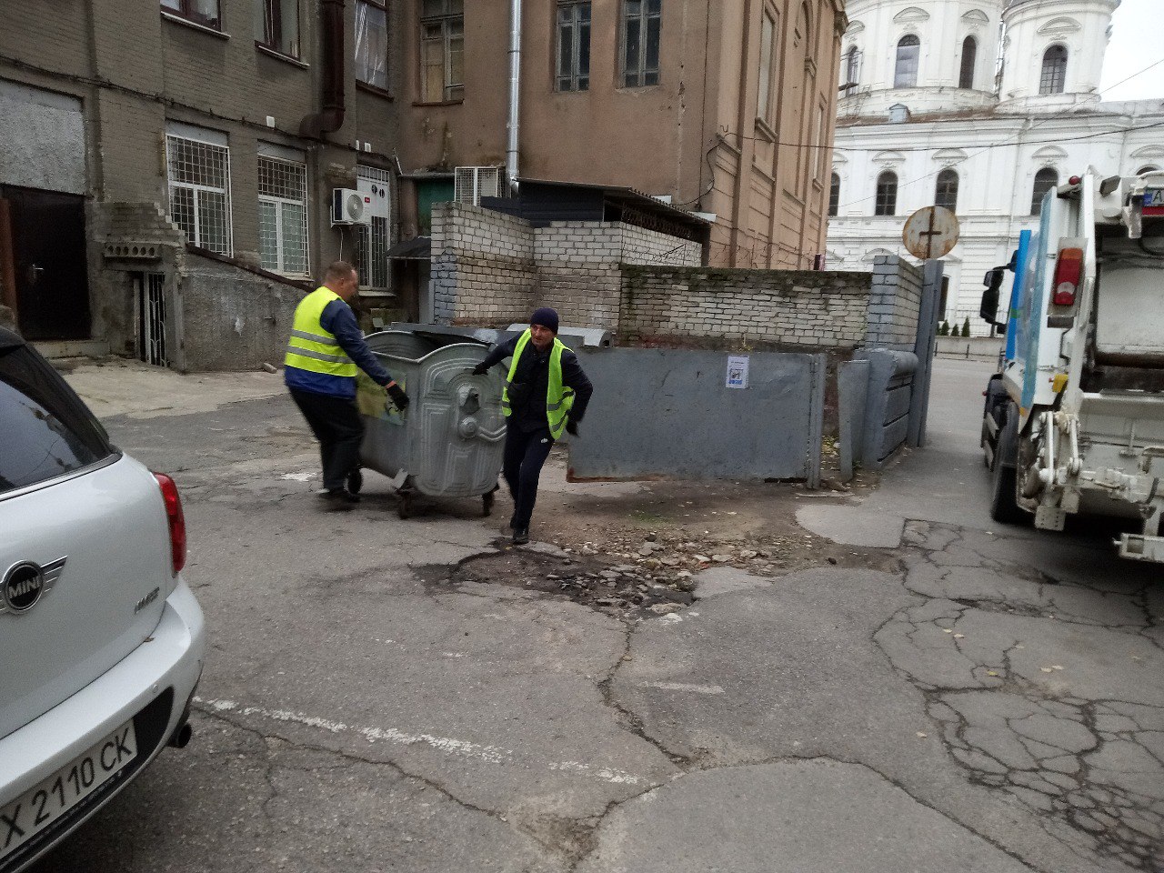 Бригади КВПВ прибирають сміття з центру міста - 2