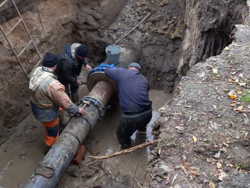 У Київському районі ремонтують водоводи - 1