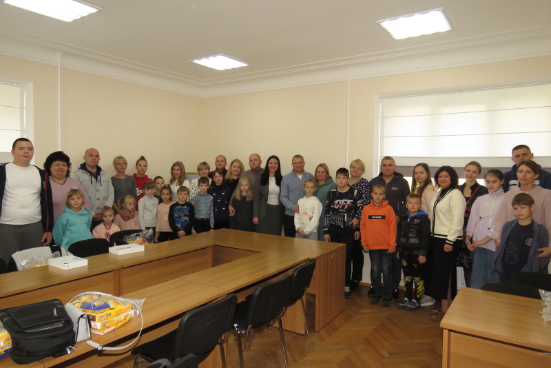 Багатодітні родини Харкова продовжують отримувати планшети для навчання - 3