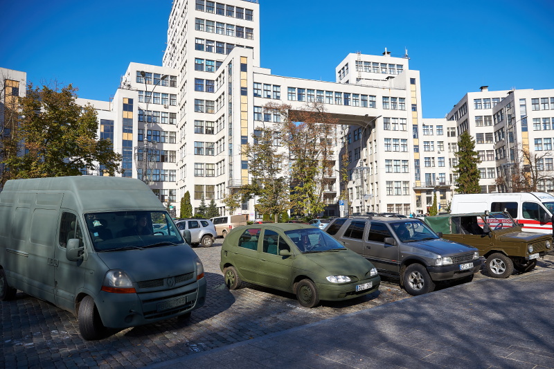 У Харкові військовим та бійцям тероборони передали автомобілі