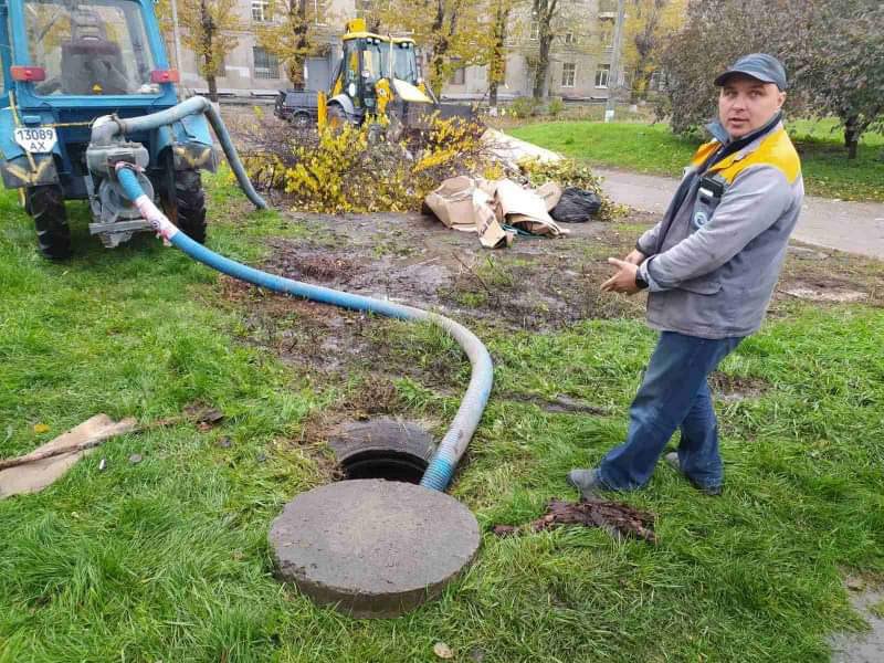 У Новобаварському районі оперативно відновлюють водоводи