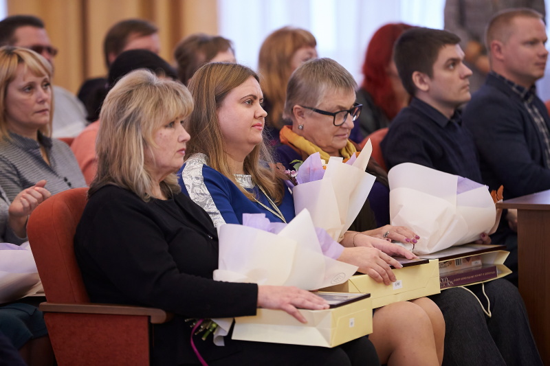 Соціальних працівників Холодногірського та Новобаварського районів привітали з професійним святом - 17