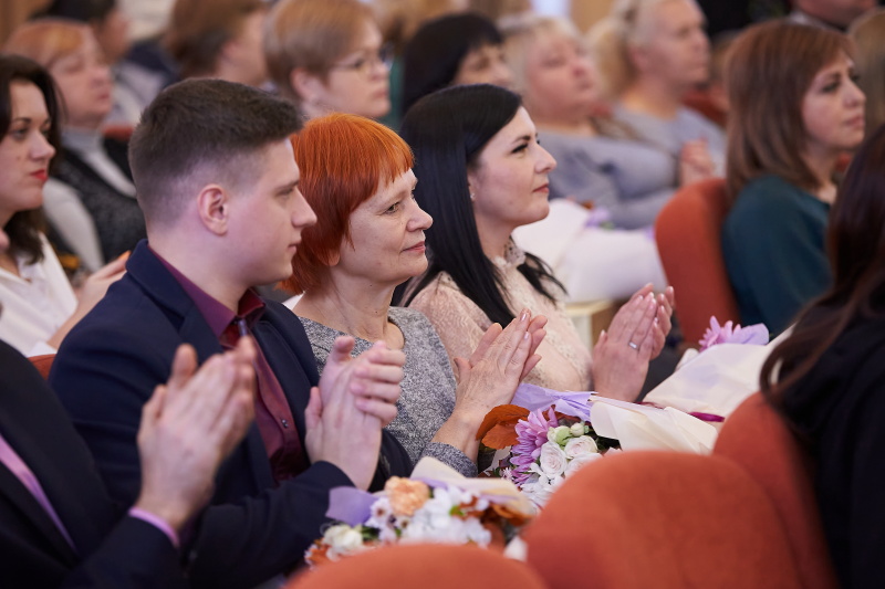 Соціальних працівників Холодногірського та Новобаварського районів привітали з професійним святом - 21