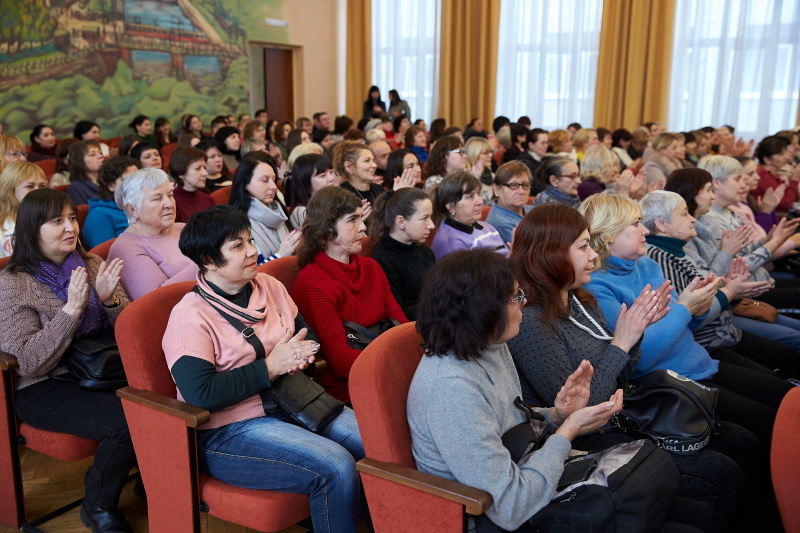 Соціальних працівників Холодногірського та Новобаварського районів привітали з професійним святом - 25