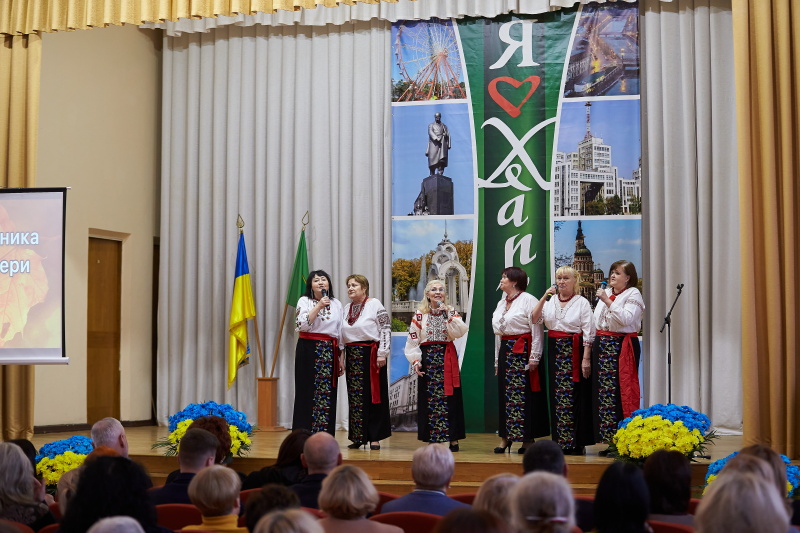 Соціальних працівників Холодногірського та Новобаварського районів привітали з професійним святом - 28