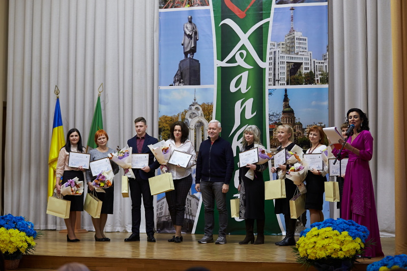 Соціальних працівників Холодногірського та Новобаварського районів привітали з професійним святом - 29