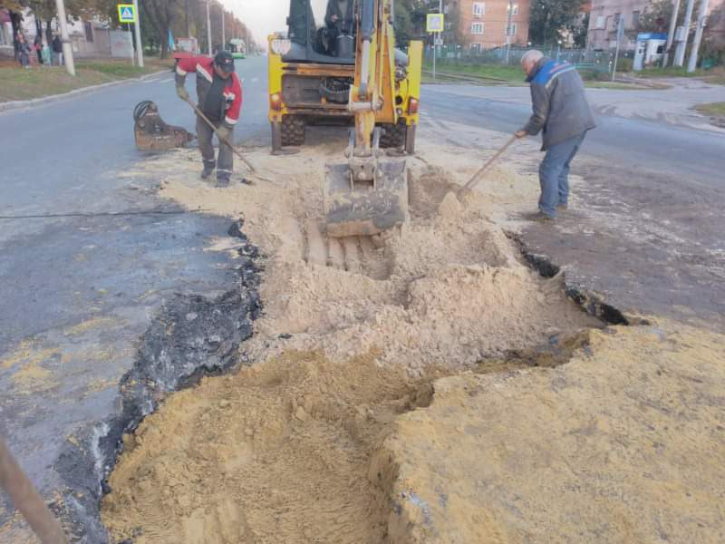 У Новобаварському районі ремонтують водоводи