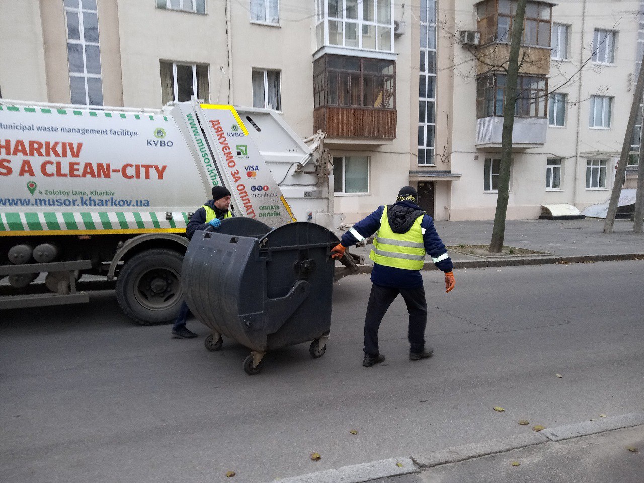 Працівники КВПВ продовжують прибирати у центрі Харкова - 2