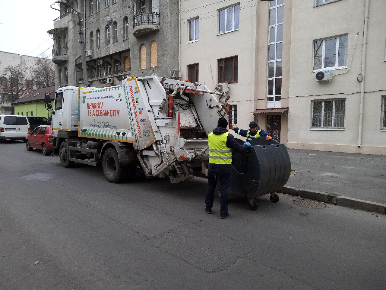 Працівники КВПВ продовжують прибирати у центрі Харкова - 3