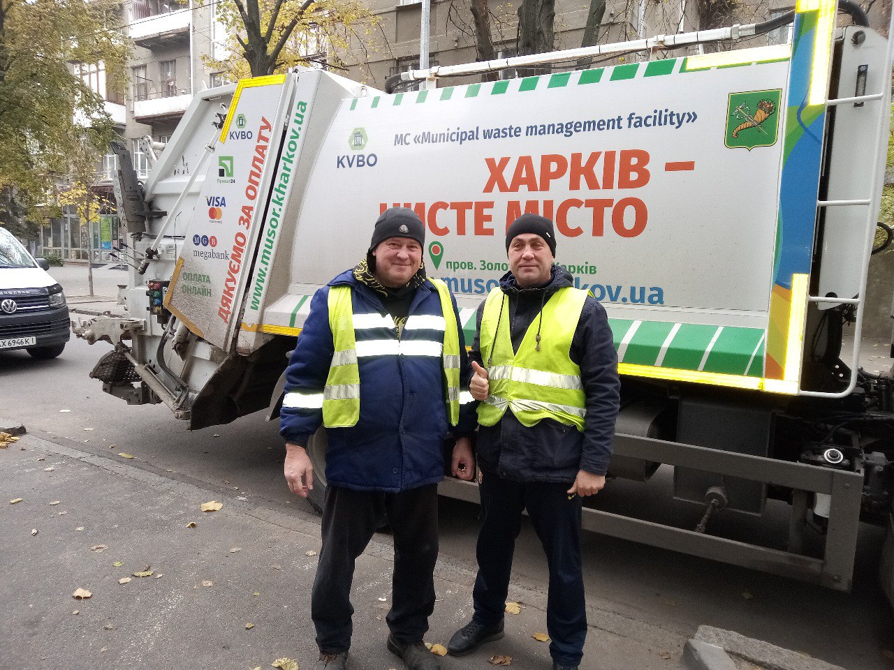 Працівники КВПВ продовжують прибирати у центрі Харкова - 4